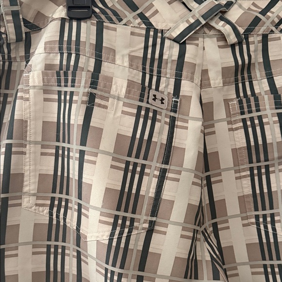 Under Armour Beige and Black Plaid Cargo Shorts - Picture 6 of 6